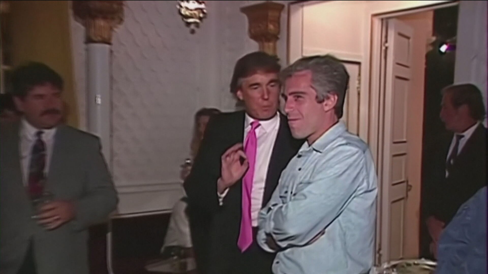 Departamento de Justiça dos EUA diz que denúncias de agressão sexual contra Trump ficaram de fora dos arquivos de Epstein por engano, afirma jornal
