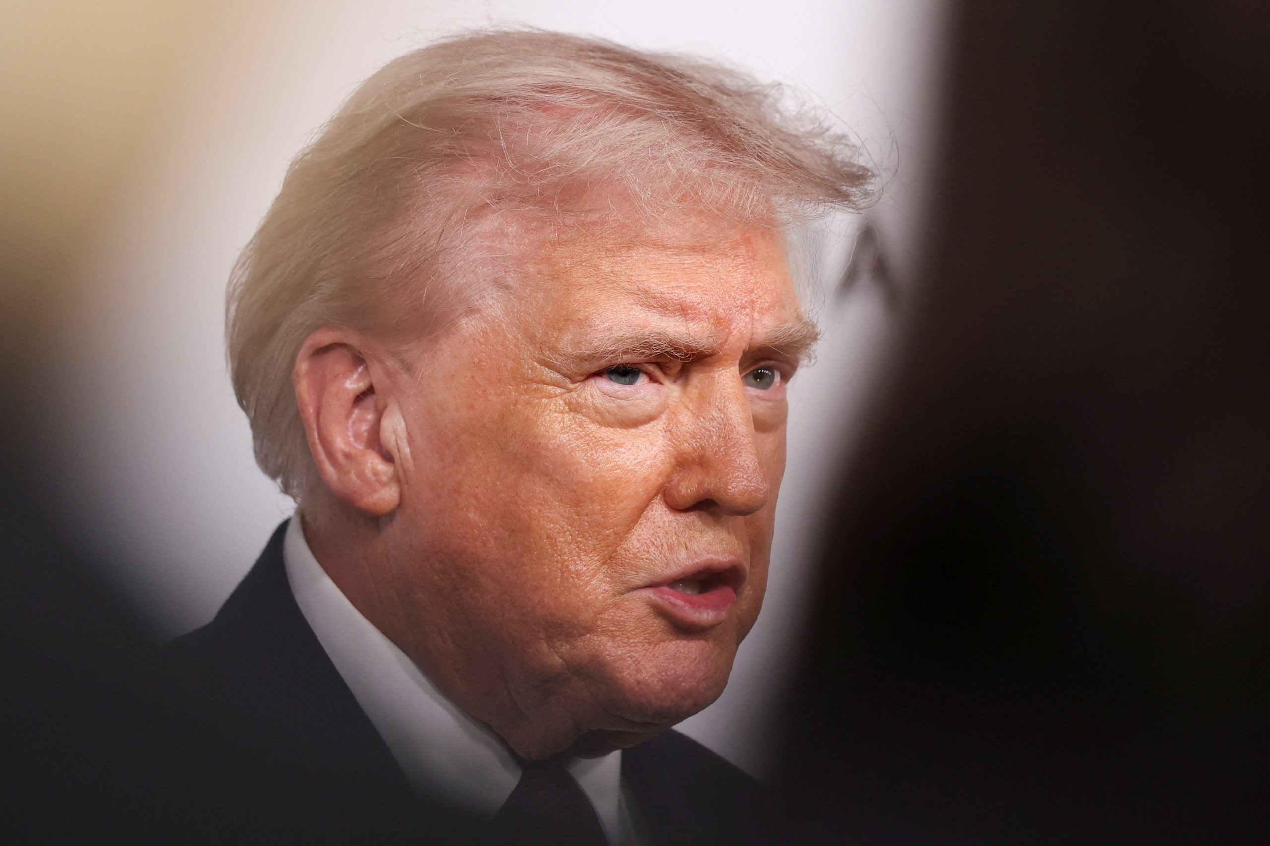 Trump fala em ataque sem precedentes caso haja retaliação do Irã