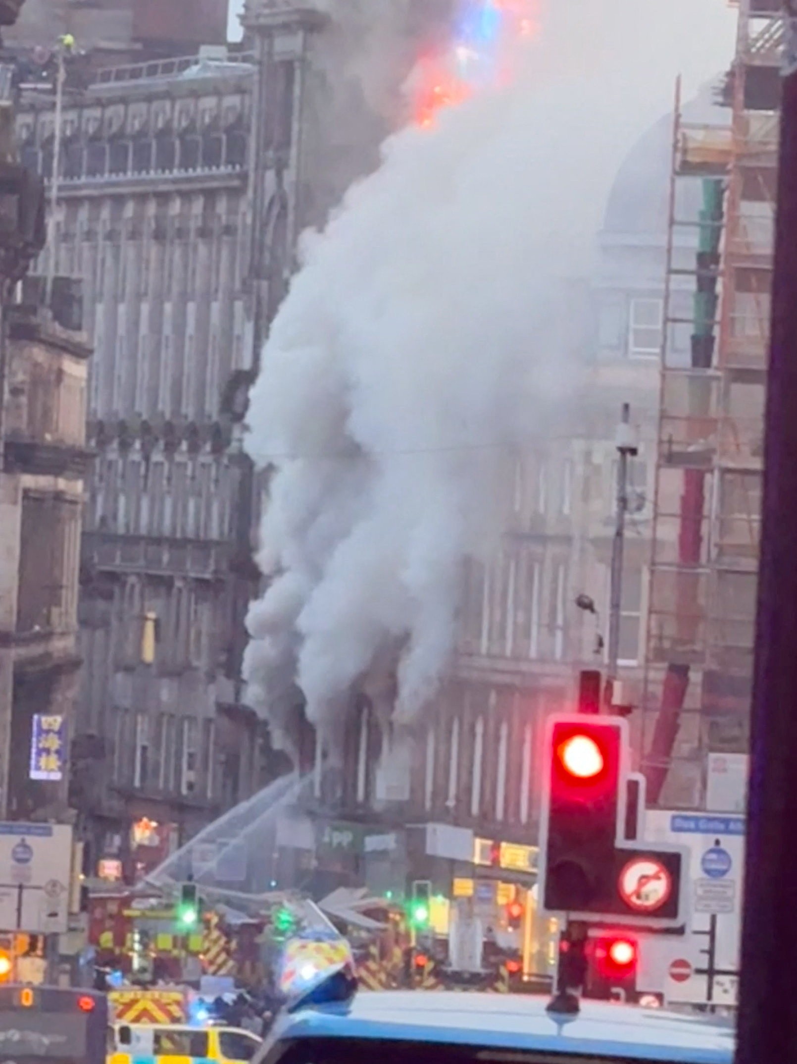 Fogo em loja de cigarros eletrônicos causa incêndio de grandes proporções na Escócia; VÍDEO