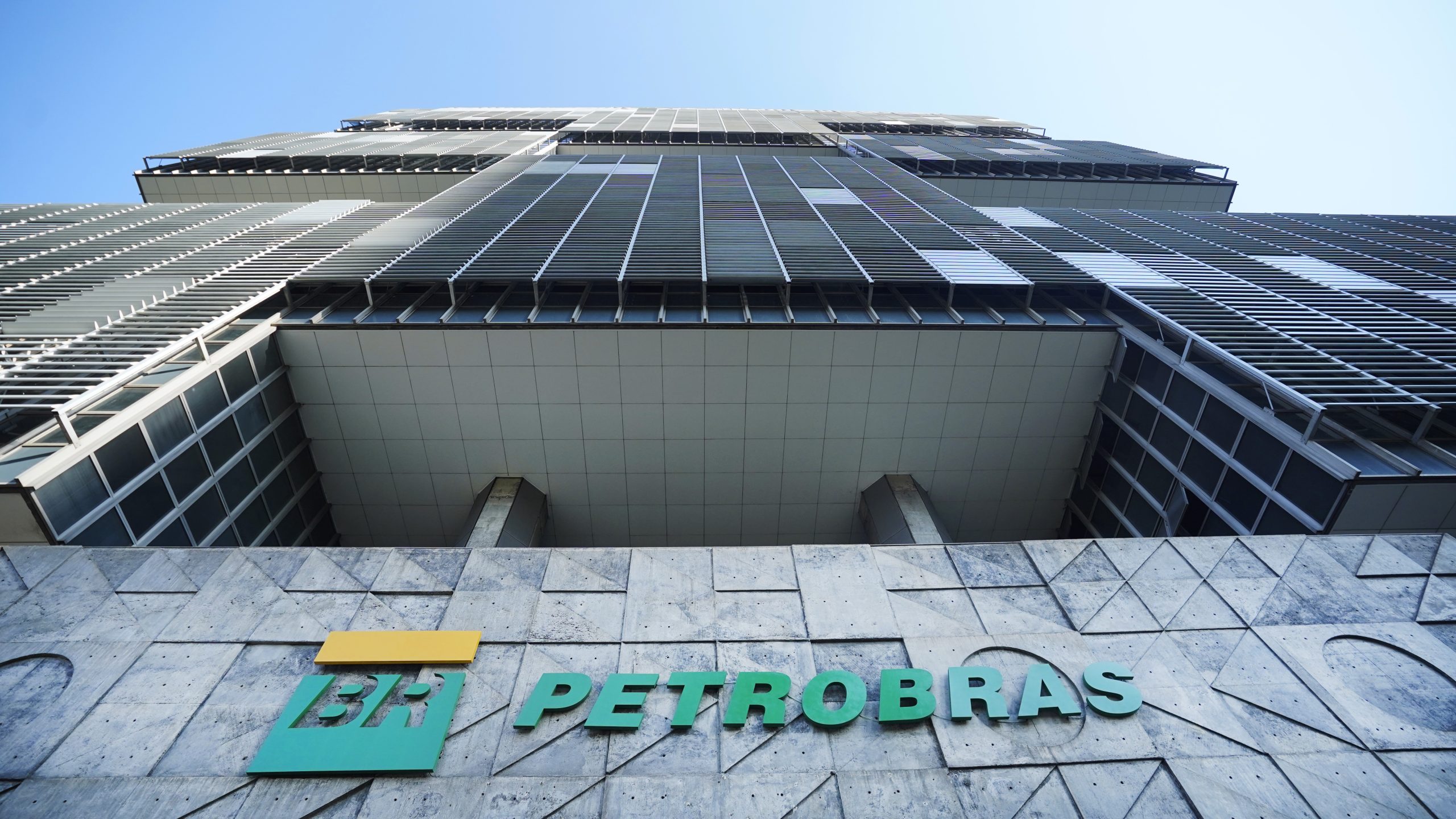 Petrobras ganha com petróleo caro, mas guerra no Irã expõe dilemas da estatal