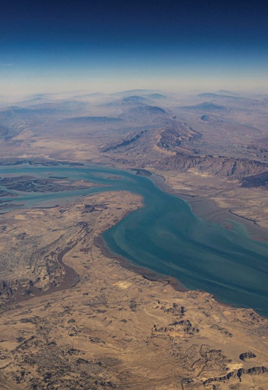 Guerra no Irã: petróleo sobe quase 30% na semana por conflito no Oriente Médio