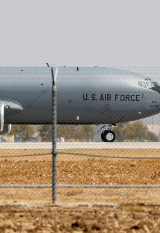 Avião de reabastecimento dos EUA cai no espaço aéreo do Iraque; seis militares estavam a bordo, diz TV