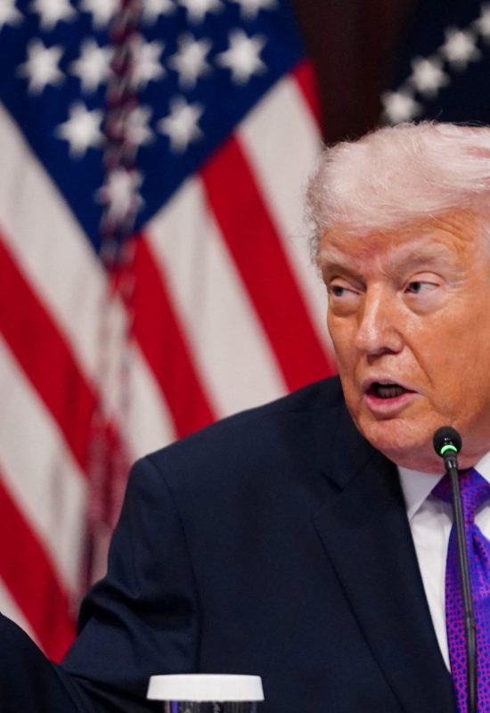 Trump diz não se importar se novo governo do Irã será democrático