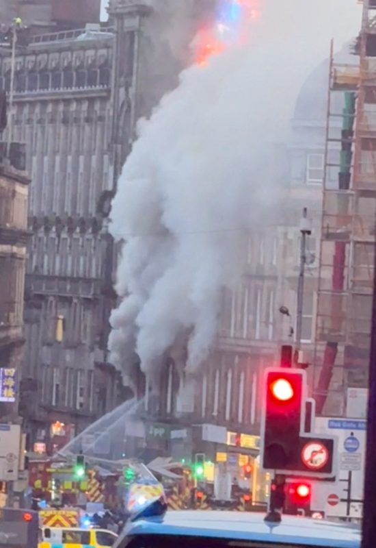 Fogo em loja de cigarros eletrônicos causa incêndio de grandes proporções na Escócia; VÍDEO