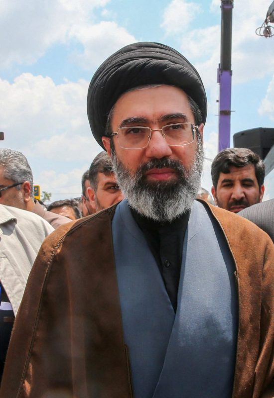 Novo líder supremo está ferido, escondido em um bunker e provavelmente desfigurado, diz secretário de Guerra dos EUA