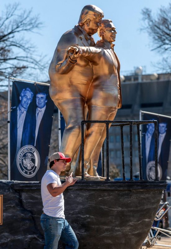 VÍDEO: Com o título 'Rei do Mundo', estátua que mostra Trump e Epstein abraçado na pose de 'Titanic' é instalada em Washington