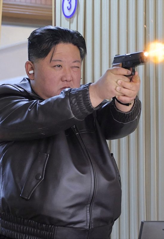 Kim Jong-un é fotografado atirando com armas de fogo durante visita a fábrica de munições na Coreia do Norte