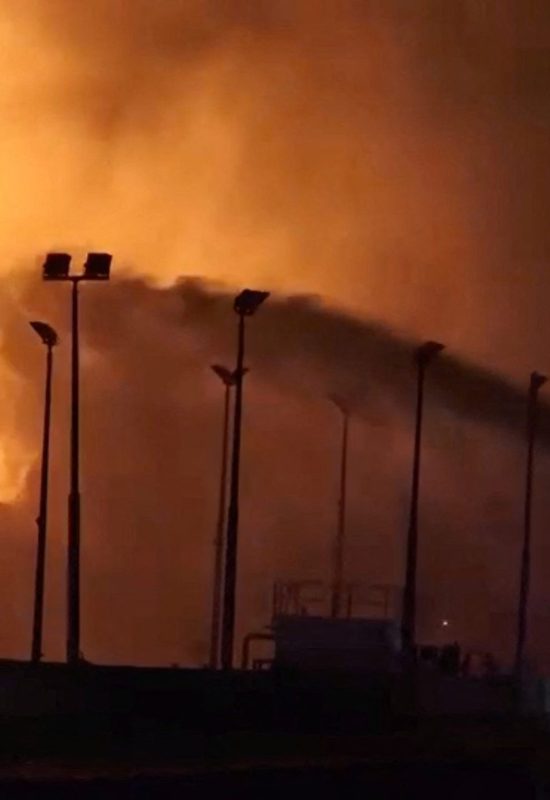 Irã faz novos ataques a instalações de petróleo no Golfo; VÍDEO mostra incêndio em depósito de combustível no Bahrein
