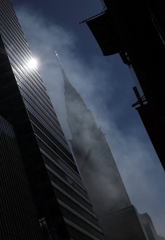 Incêndio atinge prédio em Nova York próximo à rua da Parada de Saint Patrick's Day