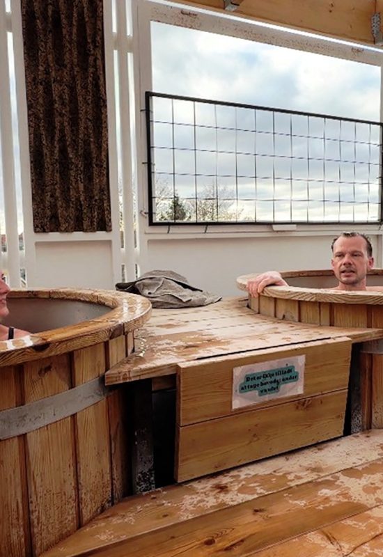 Políticos dinamarqueses vão até saunas em busca de eleitores durante período eleitoral