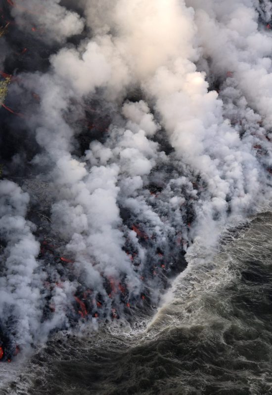 VÍDEO: Lava de vulcão encontra o mar na Ilha da Reunião