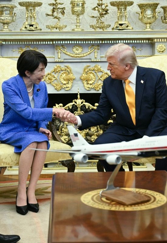 Somente Trump pode alcançar a paz no mundo, diz premiê do Japão na Casa Branca