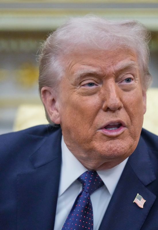 Trump avalia reduzir sanções à Rússia para conter preços do petróleo, diz agência