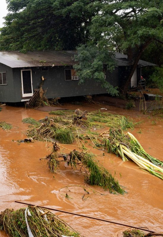 Mais de 230 pessoas são resgatadas após enchentes no Havaí; barragem centenária preocupa autoridades