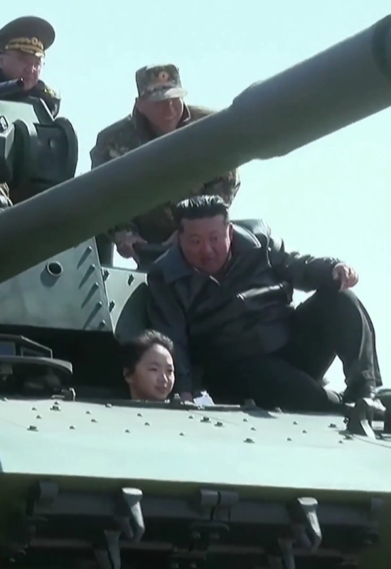 Kim Jong-un faz 'passeio' em tanque de guerra ao lado da filha de 13 anos; VÍDEO