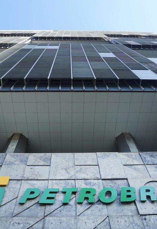 Petrobras ganha com petróleo caro, mas guerra no Irã expõe dilemas da estatal