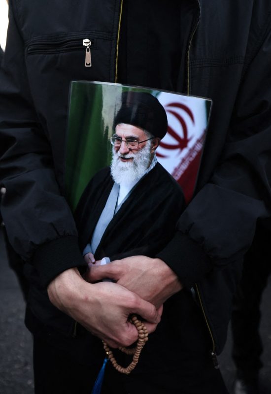 É #FAKE que vídeo mostre velório público de Ali Khamenei; cena exibe funeral de chefe do Hezbollah em 2025
