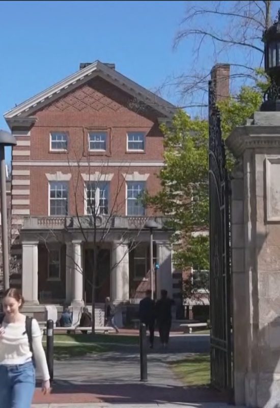 Governo Trump processa Harvard por não combater antissemitismo na universidade e ameaça cortar subsídios