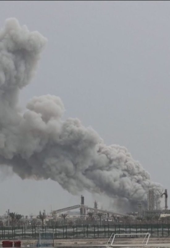 Quatro países do Oriente Médio reduzem produção de petróleo por conta da guerra, diz agência