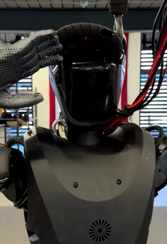 Como funciona o robô humanoide projetado para identificar alvos e usar armas em guerras