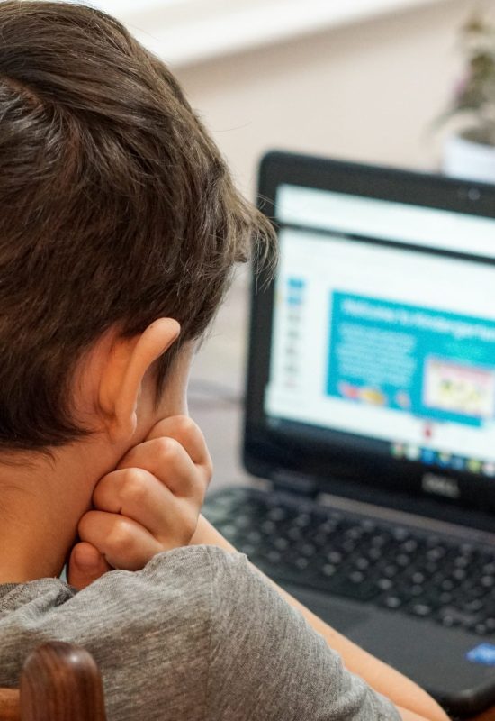 ECA Digital começa a valer e impõe novas regras para crianças e jovens em redes sociais, jogos e sites